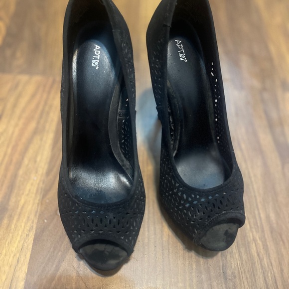 Black Peep Toe Eyelit Heels Classic Pump - Picture 11 of 11